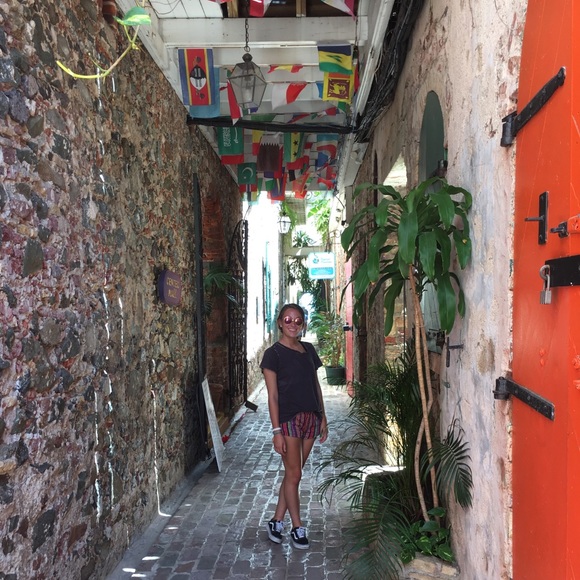 Meet your Posher, Sarah - Picture 2 of 3